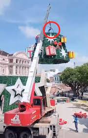 Trabalhador m0rre durante montagem de árvore natalina em Manaus
