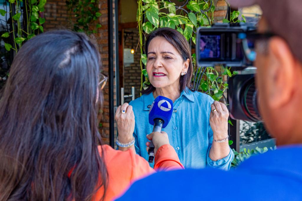 Prefeita Emília Corrêa acompanhou a remoção dos cabos irregulares no Centro de Aracaju