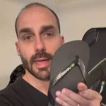Eduardo Bolsonaro joga Havaianas no lixo após polêmica com comercial da marca