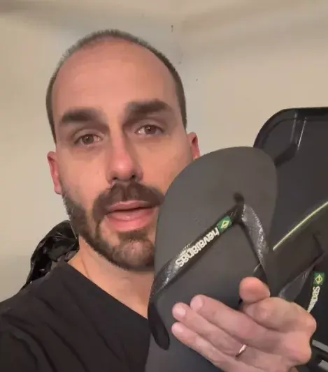 Eduardo Bolsonaro joga Havaianas no lixo após polêmica com comercial da marca