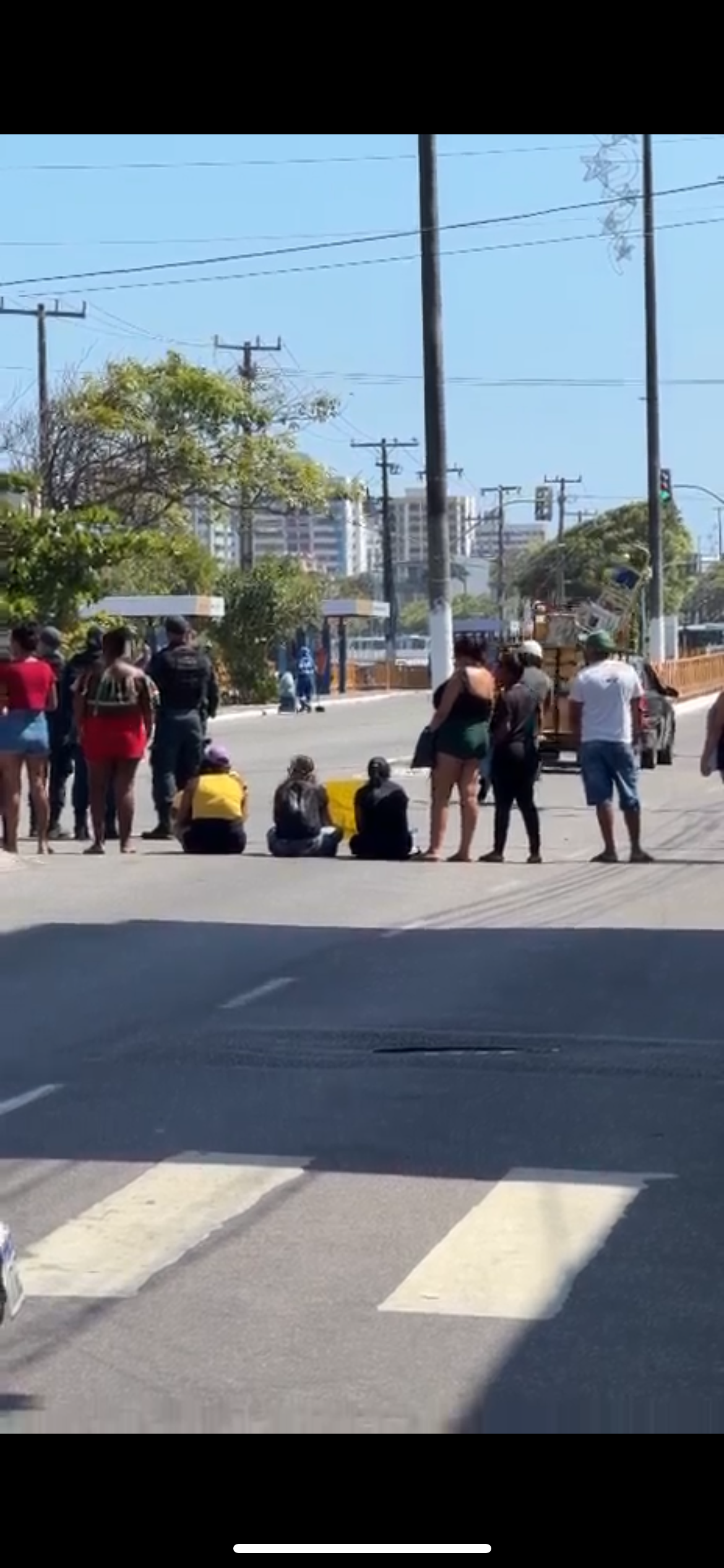 Manifestantes interditam via do centro de Aracaju pedindo garantia de direitos sociais