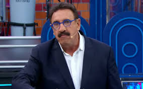 Ratinho defende o SBT e rebate críticas feitas pelo cantor Zezé di Camargo
