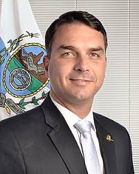 Carlos Bolsonaro divulga vídeo antigo do pai internado; Flávio Bolsonaro cede entrevista ao SBT após polêmica com Lula na emissora