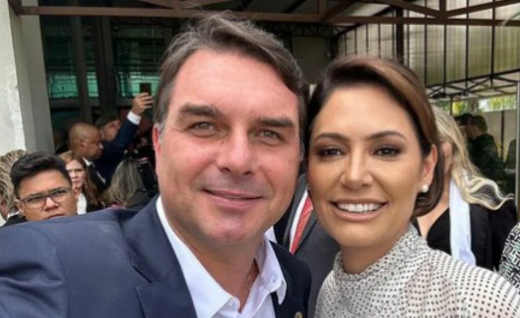 Flávio Bolsonaro (PL-RJ) critica falas de Michelle Bolsonaro durante evento no Ceará