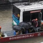 Fortes chuvas deixam moradores ilhados em várias áreas do RJ