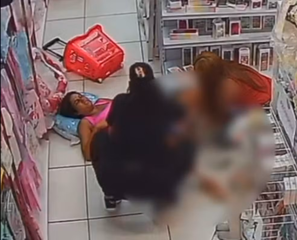Mulher dá à luz a criança dentro de loja infantil no Recife Mulher dá à luz a criança dentro de loja infantil no Recife