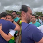 Carlos Bolsonaro junta-se a Nikolas Ferreira em caminhada rumo a Brasília