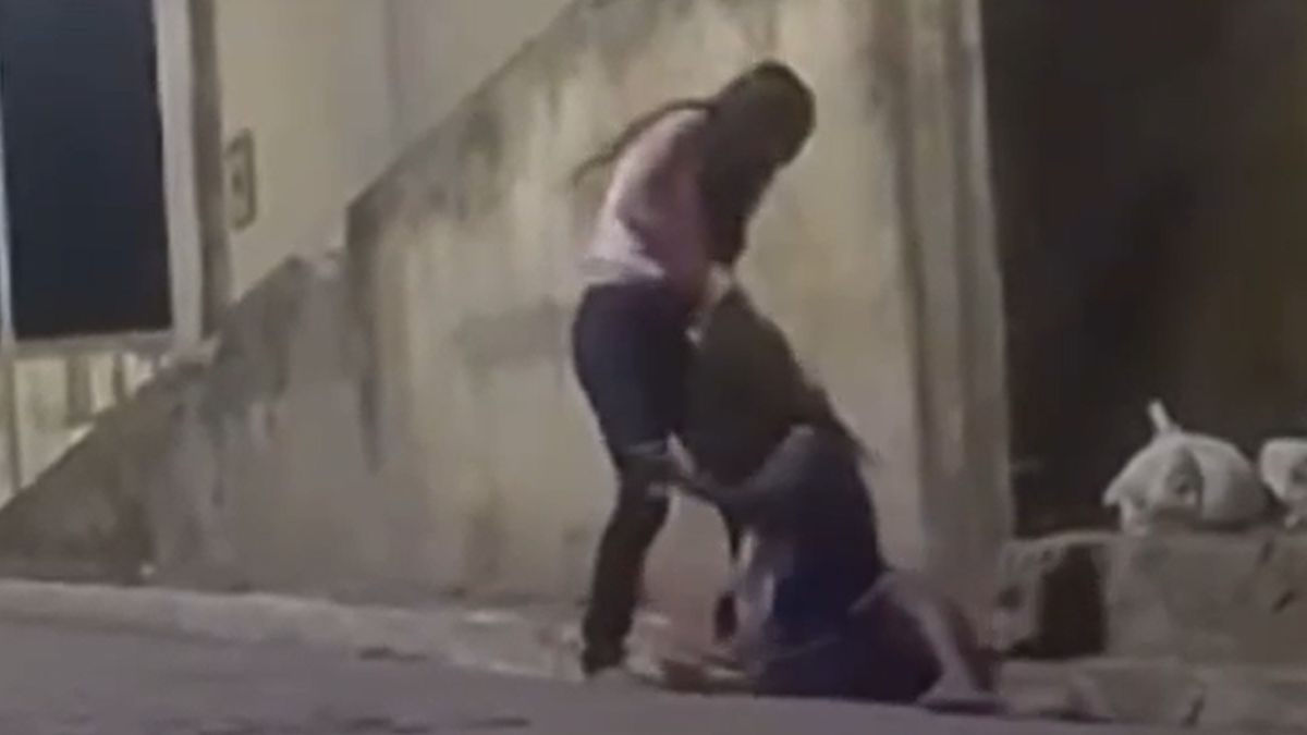 Mulher foi flagrada esp@ncando a própria mãe idosa em via pública Mulher foi flagrada esp@ncando a própria mãe idosa em via pública