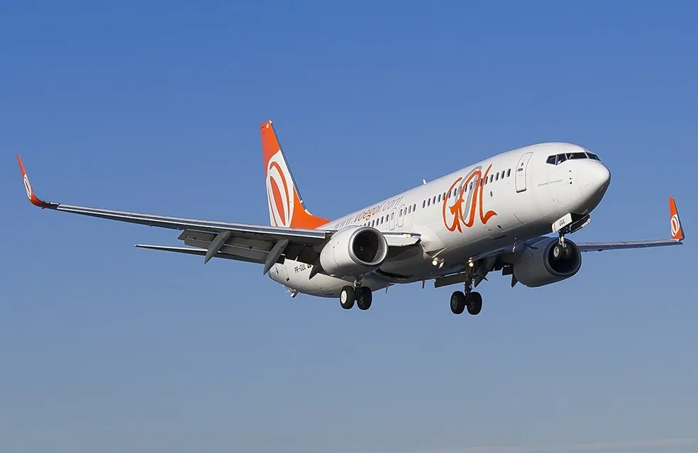 Homem é retirado de avião em SP suspeito de danificar saída de emergência
