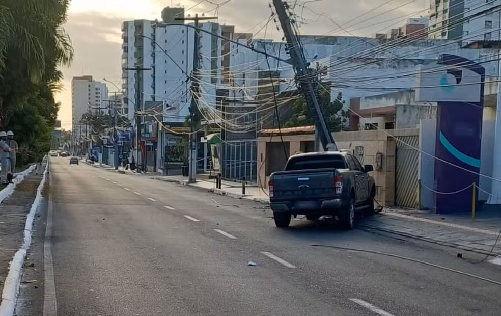 Colisão contra poste de energia afeta trânsito na Avenida Francisco Porto