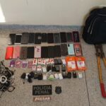 22 celulares são apreendidos após serem arremessados no Presídio de Areia Branca