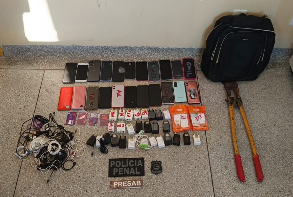 22 celulares são apreendidos após serem arremessados no Presídio de Areia Branca
