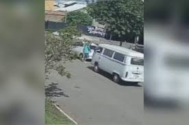 Empresário morre após ser atropelado e prensado contra o próprio carro em Goiânia