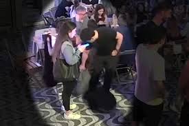 Casal é flagrado furtando mochila em bar no Brooklin, em São Paulo