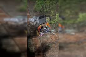 Casal fica ferido após caminhonete cair em linha férrea em Luziânia (GO)