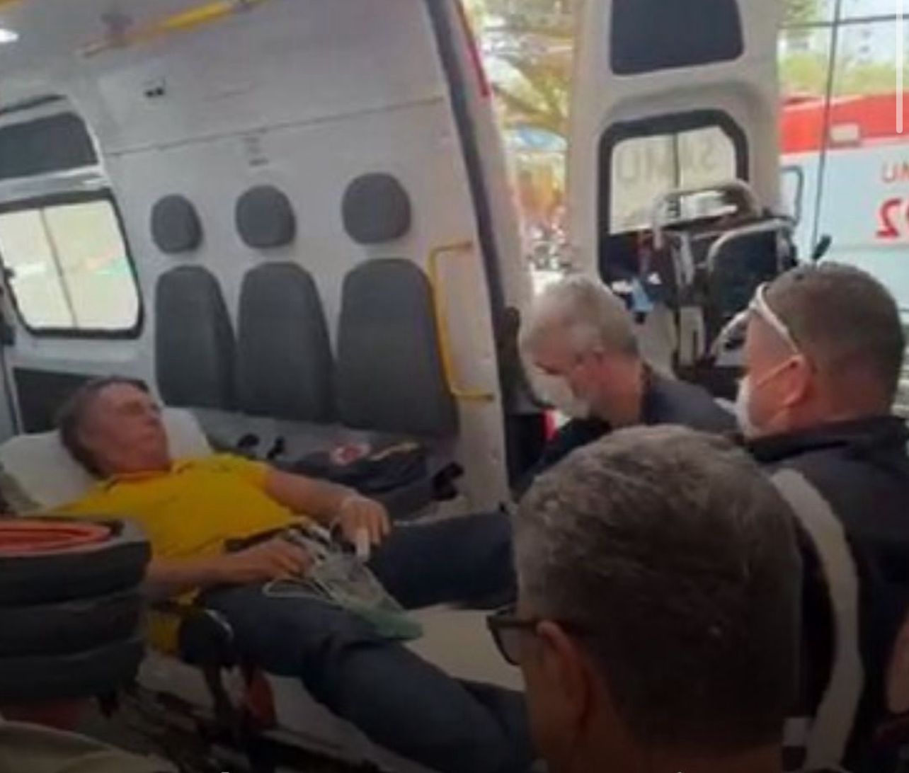 Bolsonaro sofre queda que resulta em traumatismo craniano Bolsonaro sofre queda que resulta em traumatismo craniano