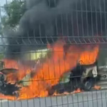 Van do transporte intermunicipal foi atingida por incêndio na Avenida Tancredo Neves