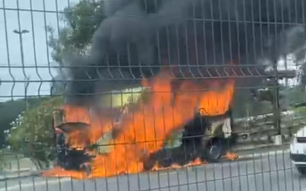 Van do transporte intermunicipal foi atingida por incêndio na Avenida Tancredo Neves