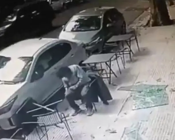 Cliente fica ferido após painel de vidro cair do 4º andar de prédio comercial em Buenos Aires