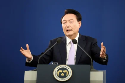 Ex-presidente da Coreia do Sul é condenado à prisão perpétua por tentativa de golpe de Estado