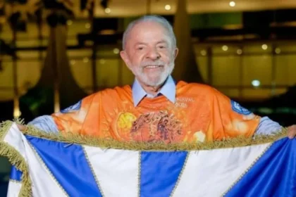 TSE nega suspensão de tributo a Lula após acusação de propaganda eleitoral antecipada em desfile de Carnaval