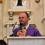 Padre de Frei Paulo critica carnaval e cita corrupção nas escolas de samba