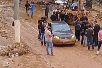 Moradores de Ubá em MG criticam Nikolas Ferreira durante ações de limpeza após chuvas