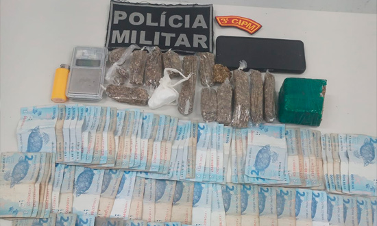 Dupla é presa por tráfico de drogas no Centro de Maruim após denúncia de moradores Dupla é presa por tráfico de drogas no Centro de Maruim após denúncia de moradores