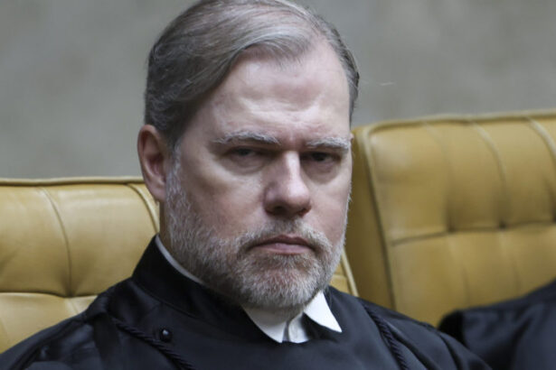 Ministro Dias Toffoli deixa investigação do Banco Master após identificação de negócios entre sua família e a de Daniel Vorcaro