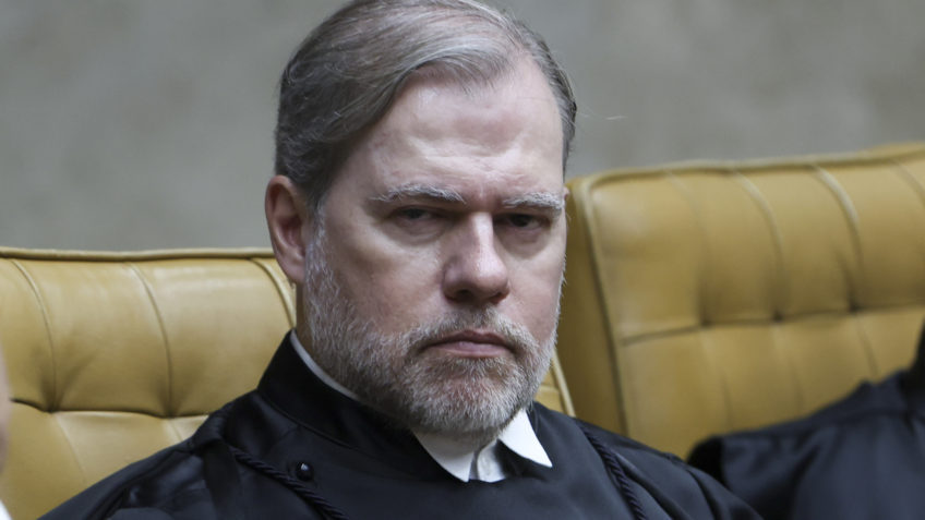 Ministro Dias Toffoli deixa investigação do Banco Master após identificação de negócios entre sua família e a de Daniel Vorcaro Ministro Dias Toffoli deixa investigação do Banco Master após identificação de negócios entre sua família e a de Daniel Vorcaro