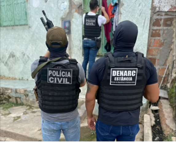 Tráfico de drogas em Estância: duas pessoas são presas em flagrante Tráfico de drogas em Estância: duas pessoas são presas em flagrante