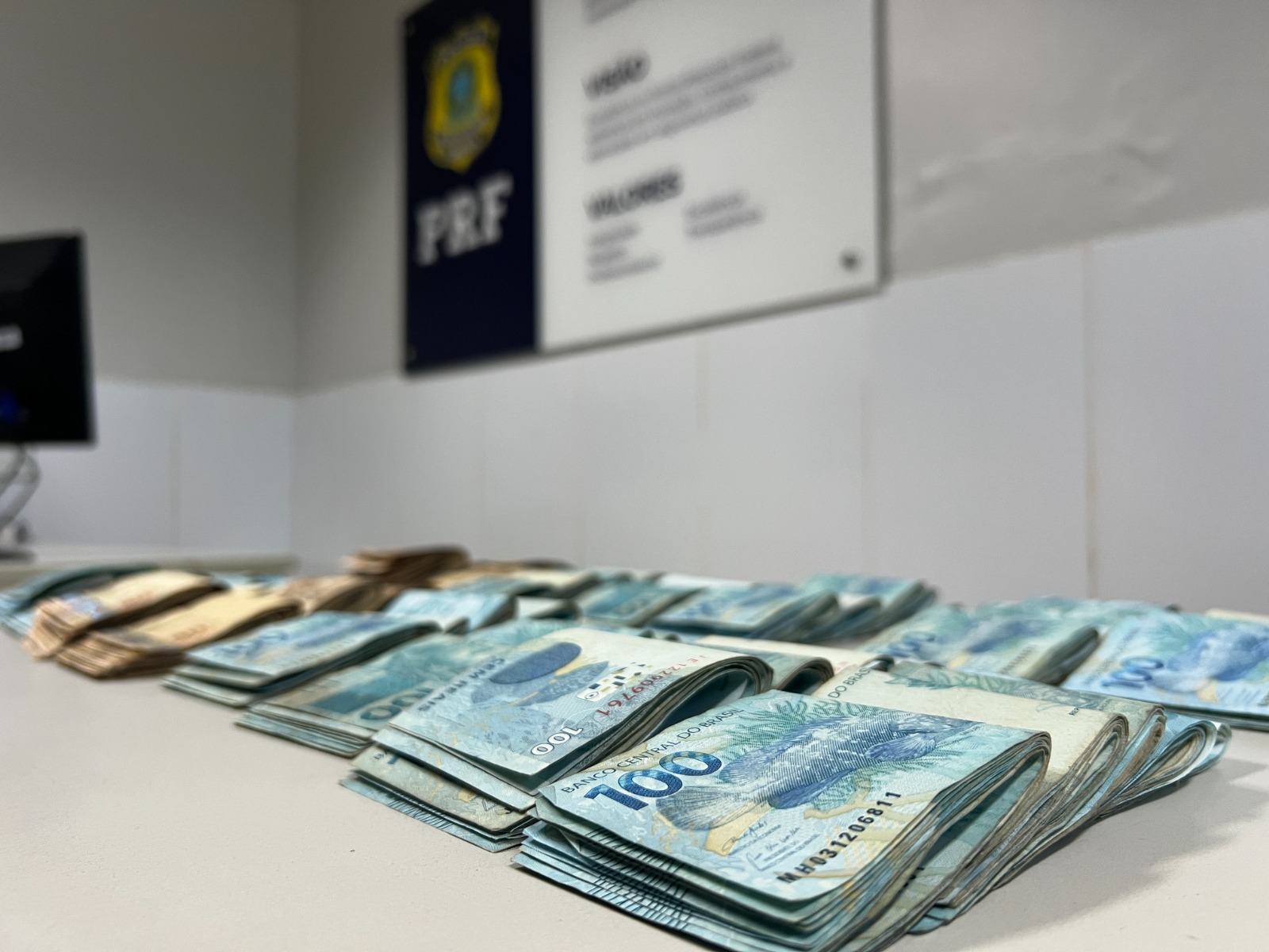 PRF apreende R$ 67 mil em dinheiro vivo durante abordagem em Nossa Senhora do Socorro