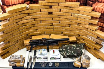 Homem é preso com quase 72 kg de maconha, arma artesanal e uniforme do Exército em Nossa Senhora do Socorro