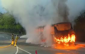 Incêndio em ônibus provoca explosão na Barra da Tijuca Incêndio em ônibus provoca explosão na Barra da Tijuca