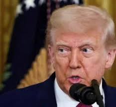 Trump publica vídeo ofensivo contra Barack e Michelle Obama e gera críticas nos EUA Trump publica vídeo ofensivo contra Barack e Michelle Obama e gera críticas nos EUA