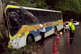 Ônibus escolar colide com poste entre Valinhos e Itatiba e deixa cinco feridos