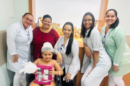 Hospital de Cirurgia celebra alta da primeira criança operada após retomada da Pediatria