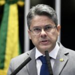 O ex-deputado Eduardo Bolsonaro e o senador Alessandro Vieira trocaram farpas nas redes sociais após o filho do ex-presidente acusar Vieira de incoerência política.