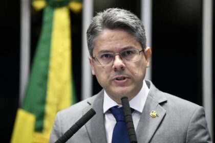 O ex-deputado Eduardo Bolsonaro e o senador Alessandro Vieira trocaram farpas nas redes sociais após o filho do ex-presidente acusar Vieira de incoerência política.