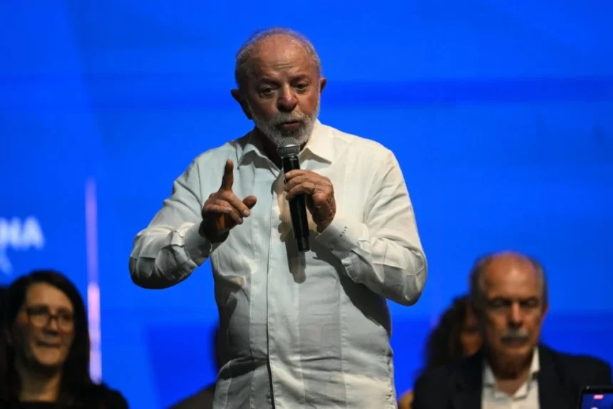 Lula rebate fala de Flávio Bolsonaro, que o comparou a um Opala, e diz que Jair “está no desmanche” Lula rebate fala de Flávio Bolsonaro, que o comparou a um Opala, e diz que Jair “está no desmanche”