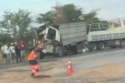 Acidente entre carretas deixa ferido na BR-381, em São Gonçalo