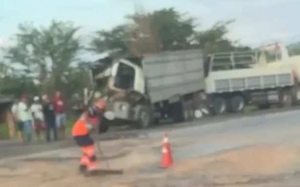 Acidente entre carretas deixa ferido na BR-381, em São Gonçalo