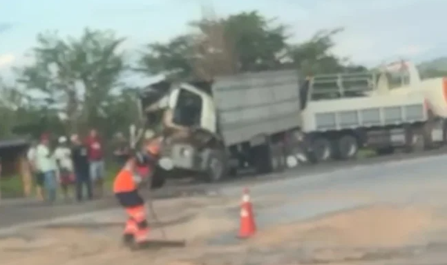 Acidente entre carretas deixa ferido na BR-381, em São Gonçalo