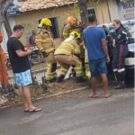 Carro colide contra árvore no bairro Santo Antônio, em Aracaju