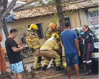 Carro colide contra árvore no bairro Santo Antônio, em Aracaju