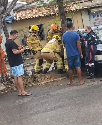 Carro colide contra árvore no bairro Santo Antônio, em Aracaju