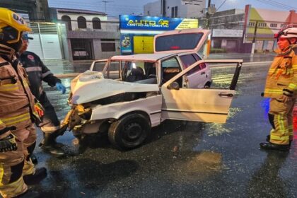 Motorista fica preso às ferragens após carro colidir com poste em avenida de Aracaju