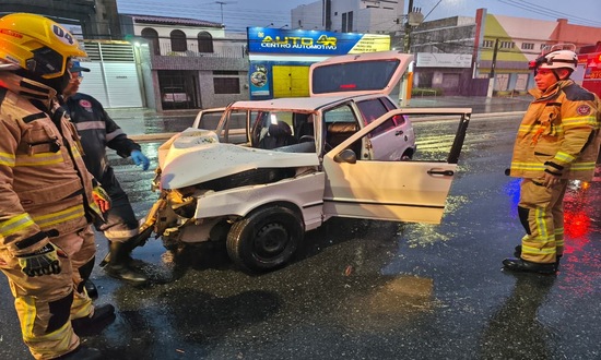 Motorista fica preso às ferragens após carro colidir com poste em avenida de Aracaju