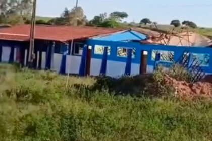 Parte de telhado de escola em reforma desaba em Propriá