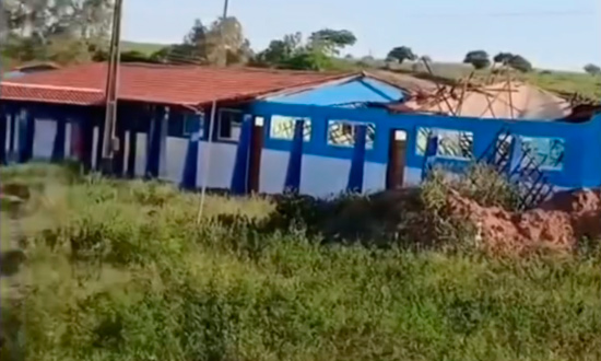 Parte de telhado de escola em reforma desaba em Propriá